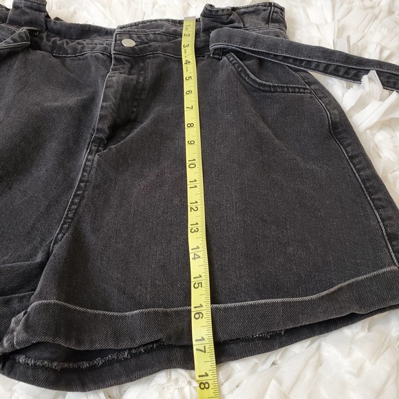 TOPSHOP | 100% COTTON HIGH WAISTED DENIM BLACK WASH MOM JEAN PAPER BAG SHORTS 12 - Picture 15 of 17